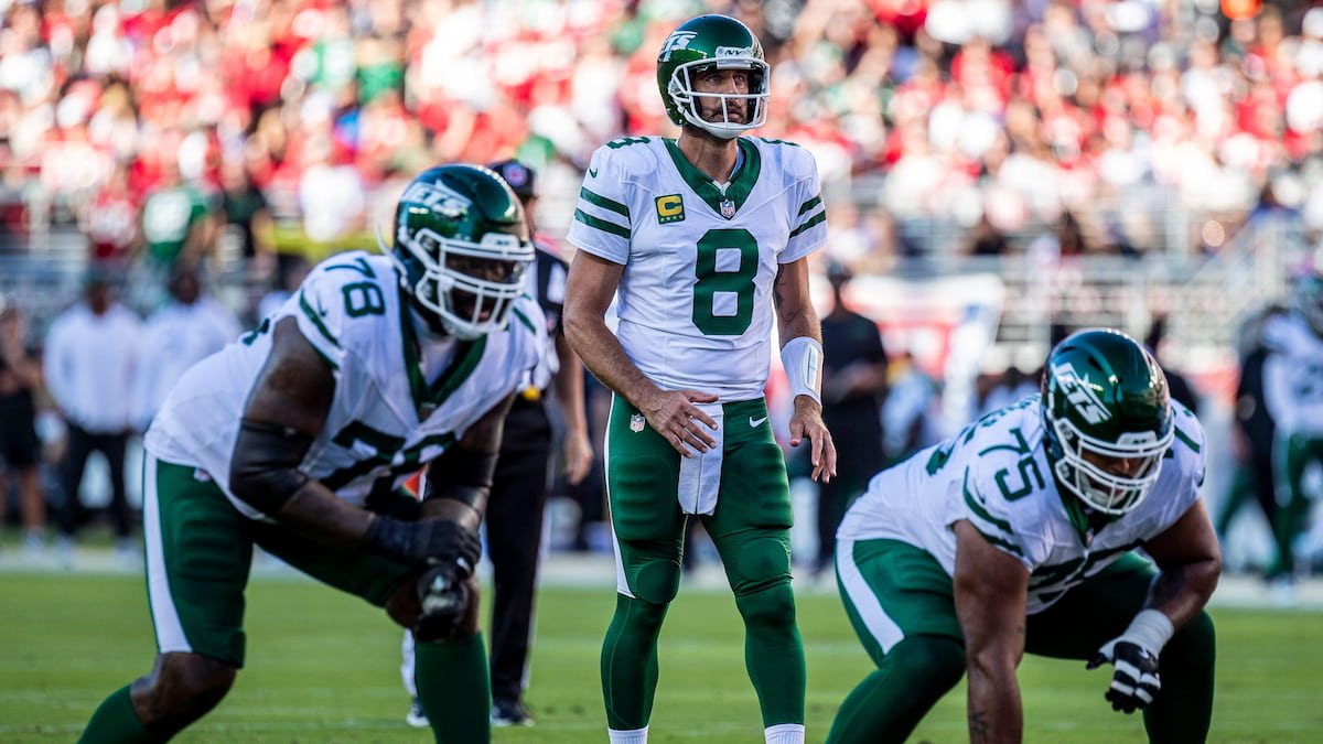 Aaron Rodgers and the New York Jets pre-snap.