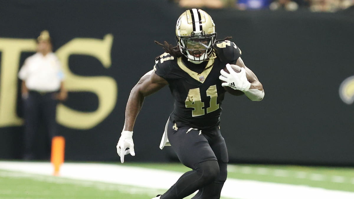 Alvin Kamara running with the ball for the Saints.