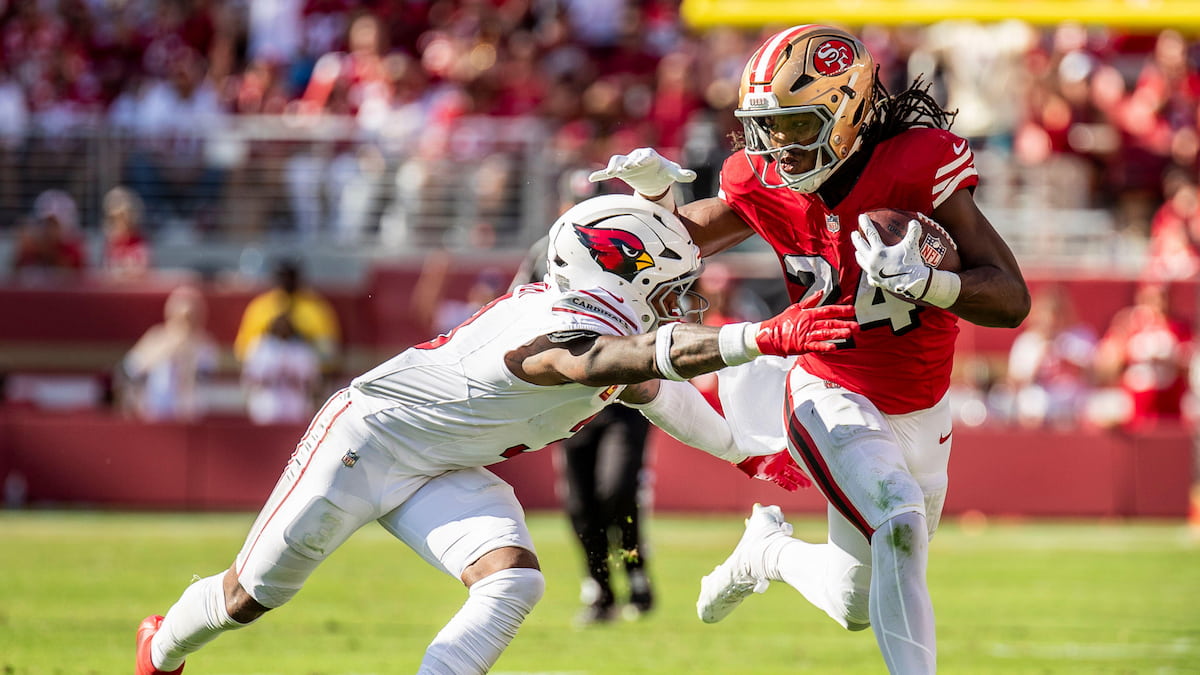 Jordan Mason running with the ball for the 49ers versus the Cardinals.