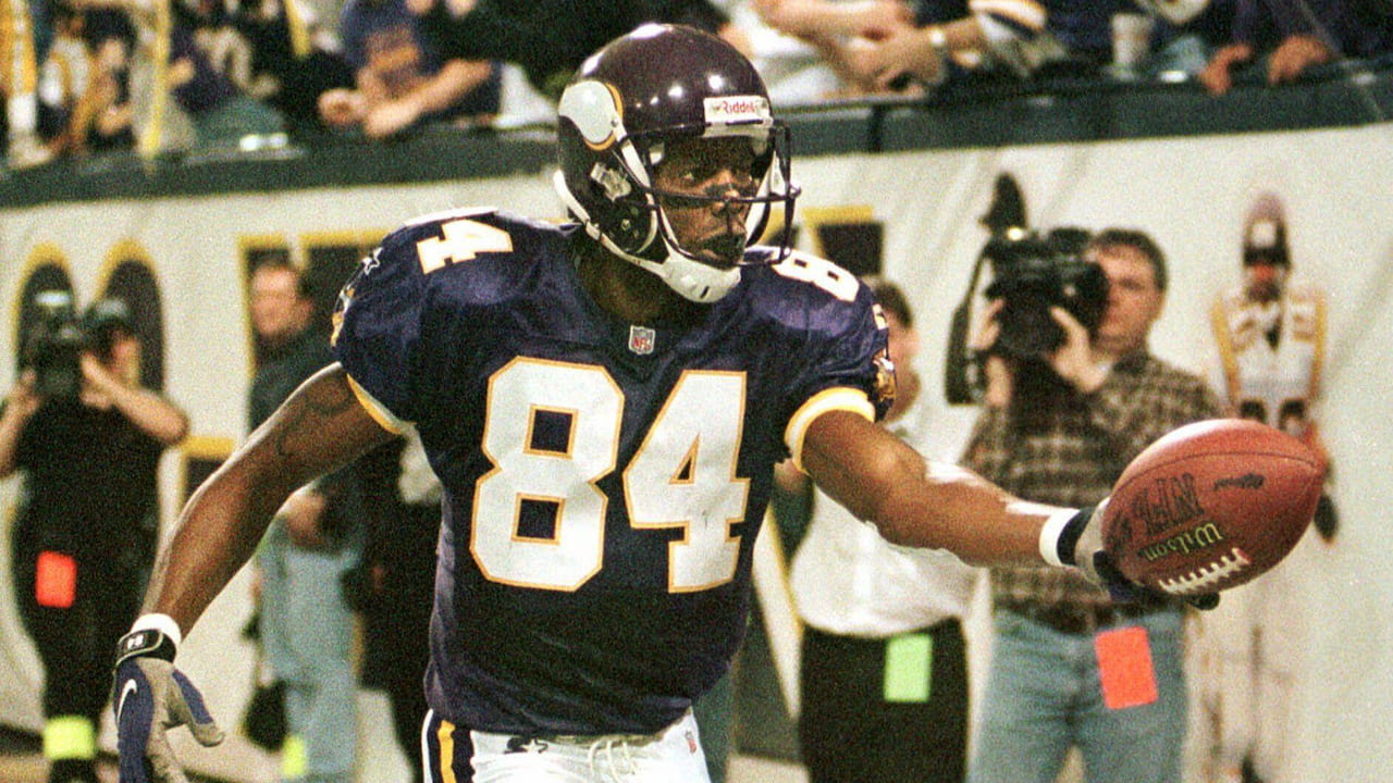 Randy Moss scores a touchdown for the Vikings against the Packers in the 1998 Thanksgiving game.