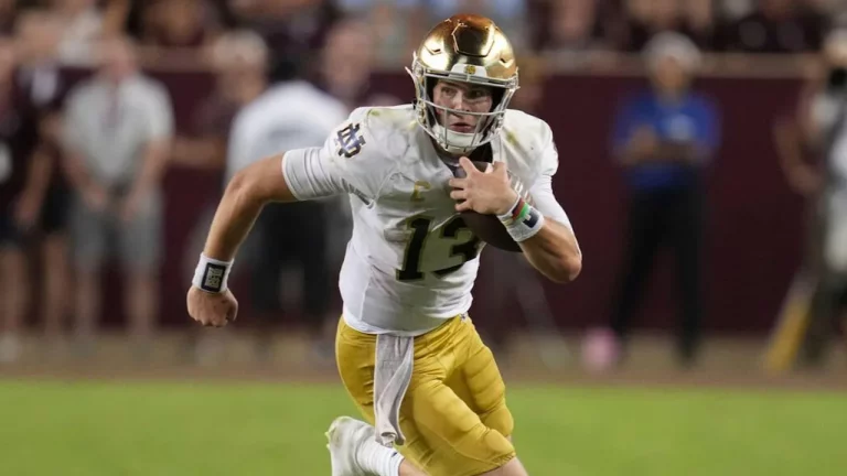 Riley Leonard playing QB for the Notre Dame Fighting Irish.