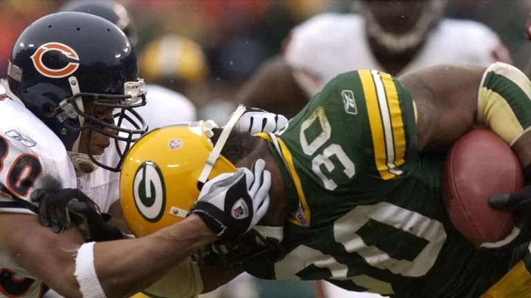 The Packers vs Bears battling in the trenches.