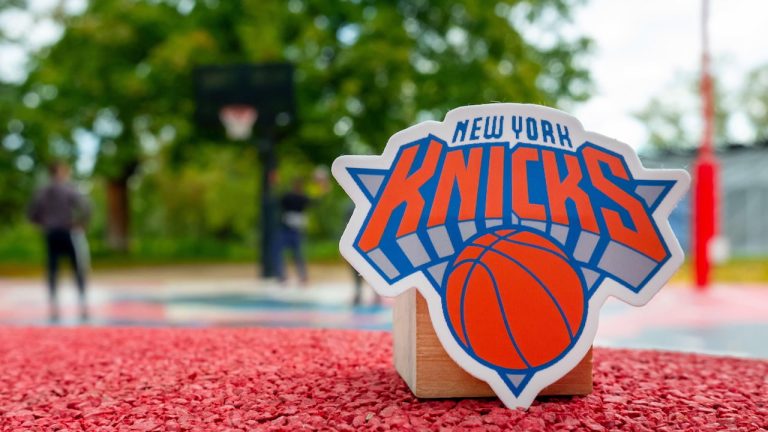 New York Knicks logo outside the stadium
