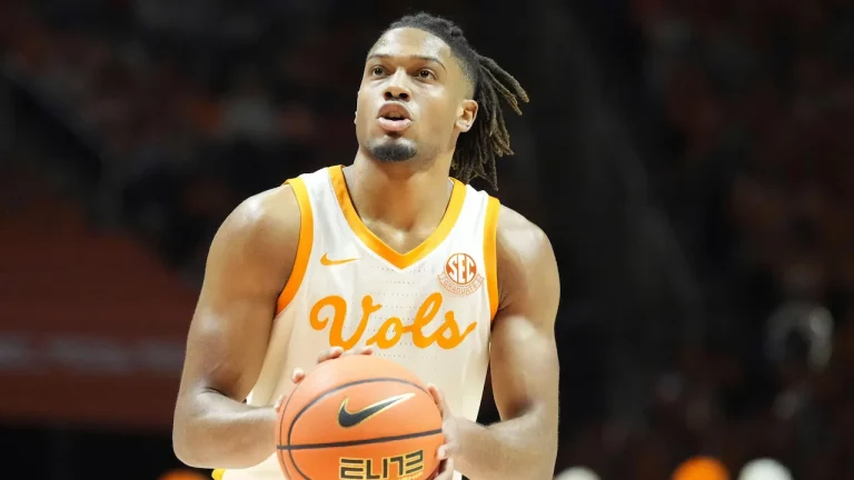 Chaz Lanier is shooting a free throw for the Tennessee Volunteers.