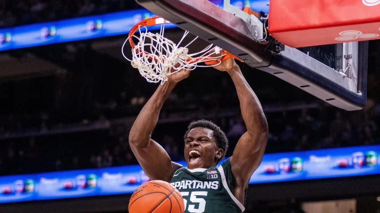 Coen Carr dunking for Michigan State.