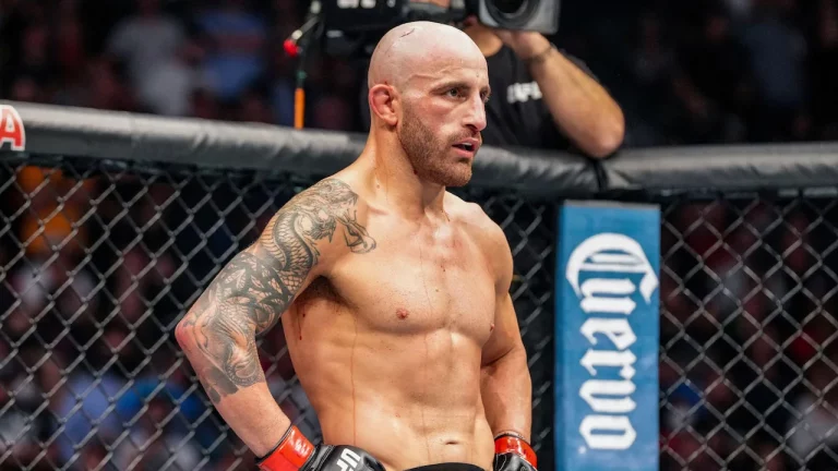 Alexander Volkanovski preparing for a UFC fight.