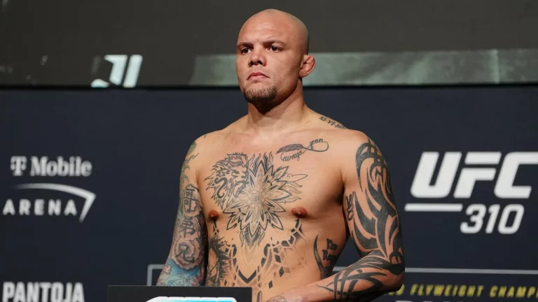 Anthony Smith weighing in for a UFC fight.