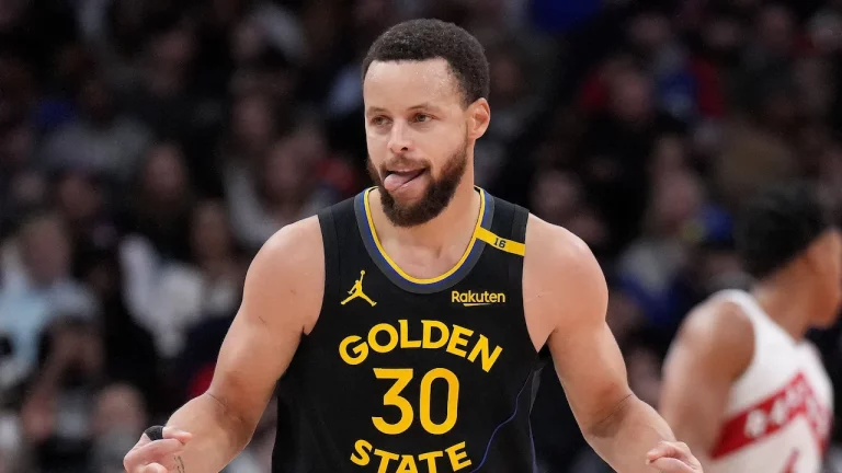 Steph Curry playing for the Golden State Warriors.