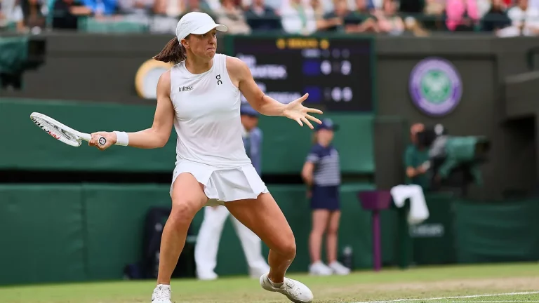 Iga Swiatek playing in the 2024 Wimbledon.