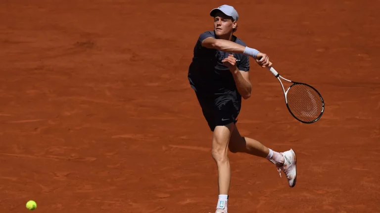 Jannik Sinner playing in the 2023 French Open.