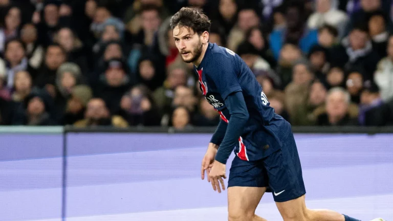 Khvicha Kvaratskhelia playing for Paris Saint-Germain.