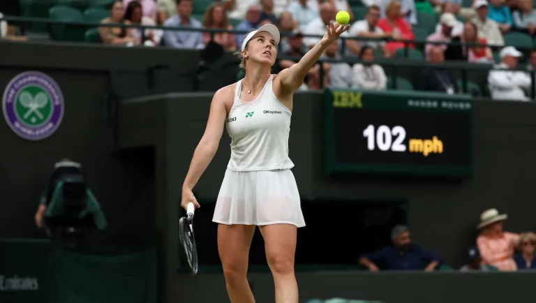 Amanda Anisimova serving at the 2025 Wimbledon.